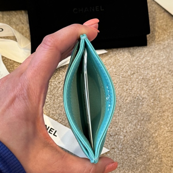 Chanel card holder in teal with black hardware - Picture 5 of 11